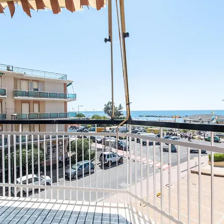 Charming In Near Vittorio Beach 公寓 *